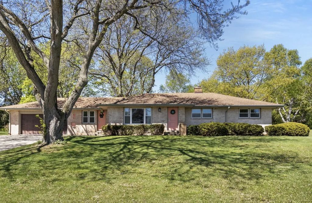 575 Kenmar Rd, Brookfield