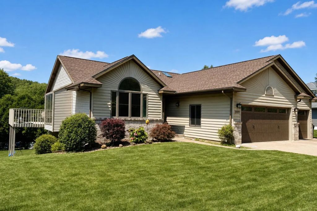209 Larkspur Ln E, Onalaska