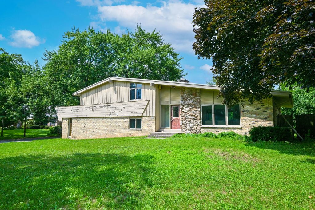 W154n8105 Elm Ln, Menomonee Falls