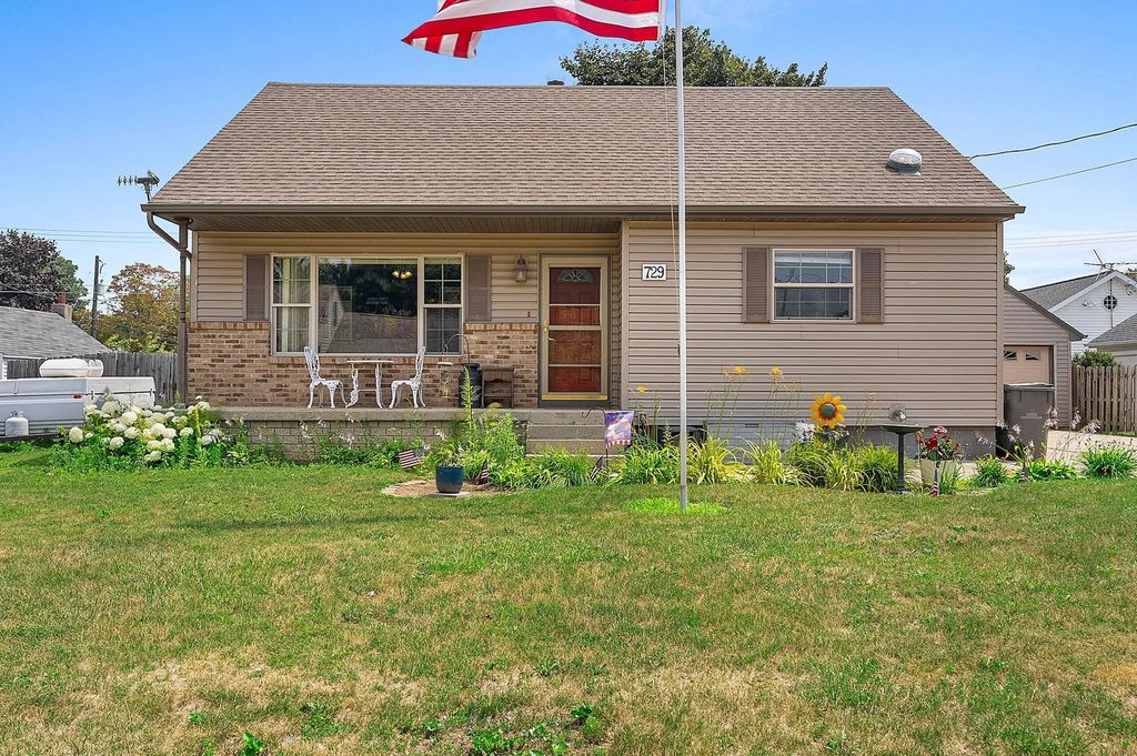 729 Woodlawn Dr, Manitowoc