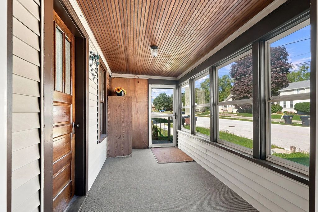 213 E Centralia St, Elkhorn