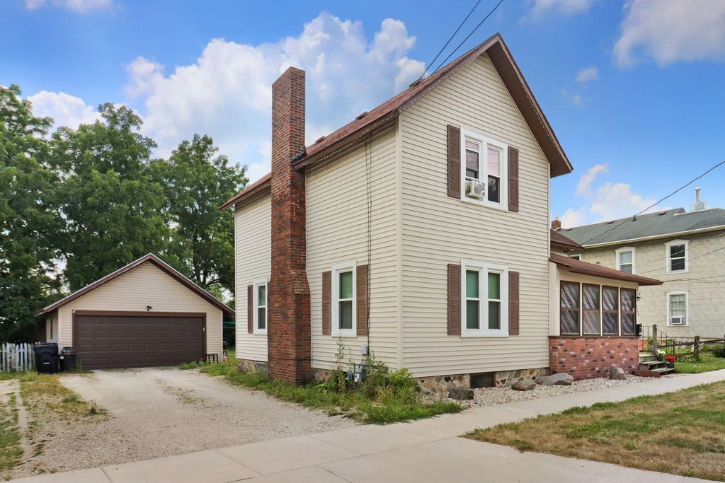 213 E Centralia St, Elkhorn