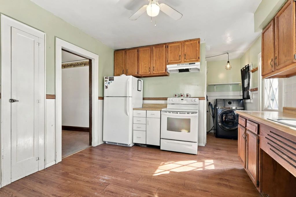 213 E Centralia St, Elkhorn