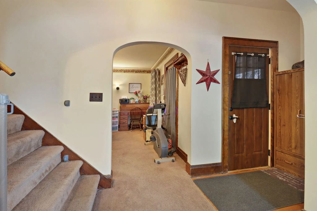 213 E Centralia St, Elkhorn