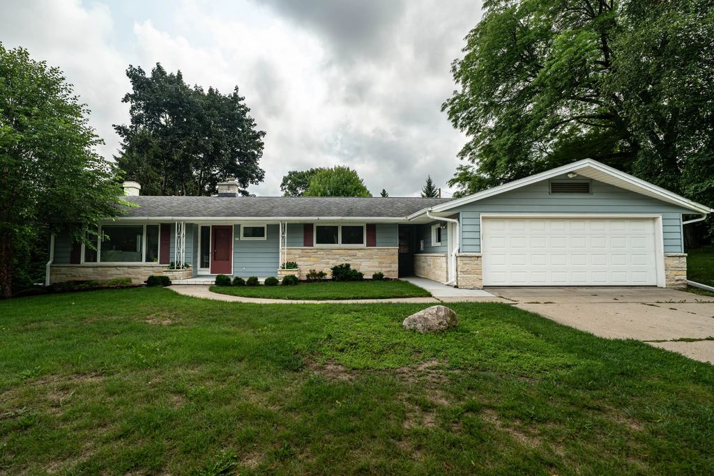 805 W Decorah Rd, West Bend