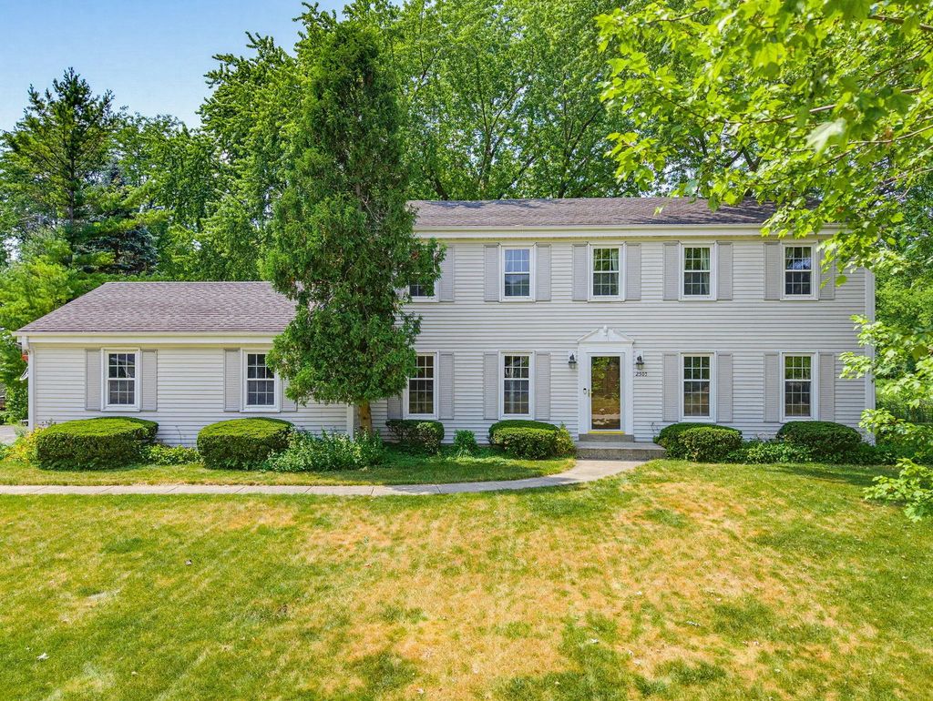 2505 Almesbury Ave, Brookfield
