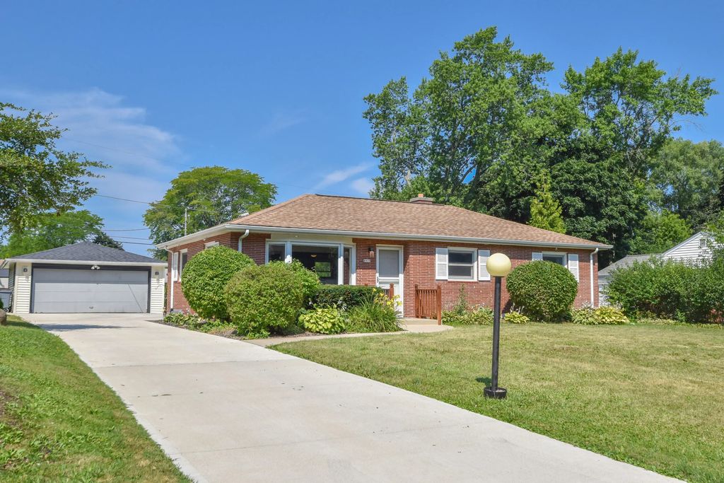 8935 N Navajo Rd, Bayside