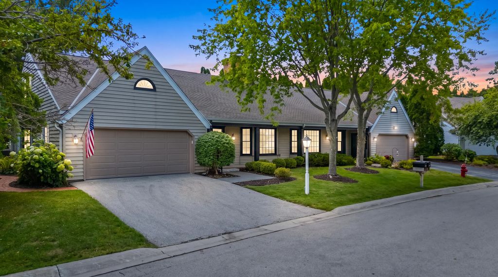 945 W Shaker Cir, Mequon