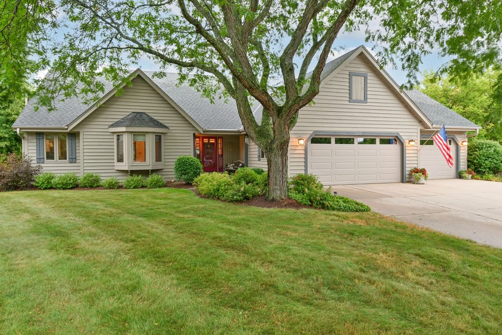 2203 Napa Trl, Waukesha