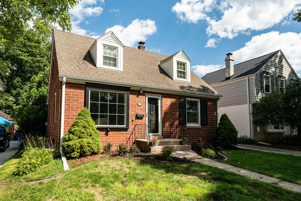 5412 N Bay Ridge Ave, Whitefish Bay