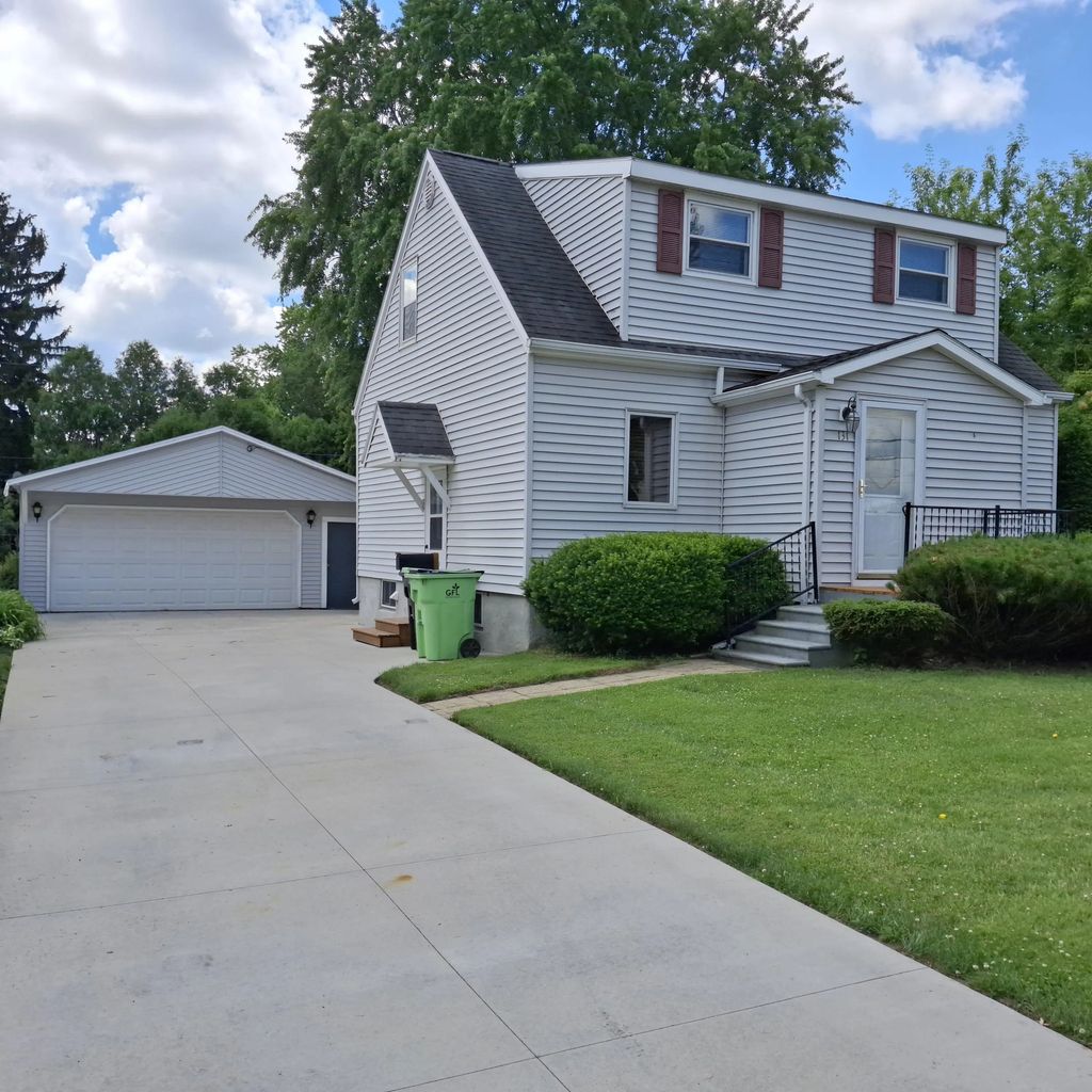 131 E Burnett St, Beaver Dam