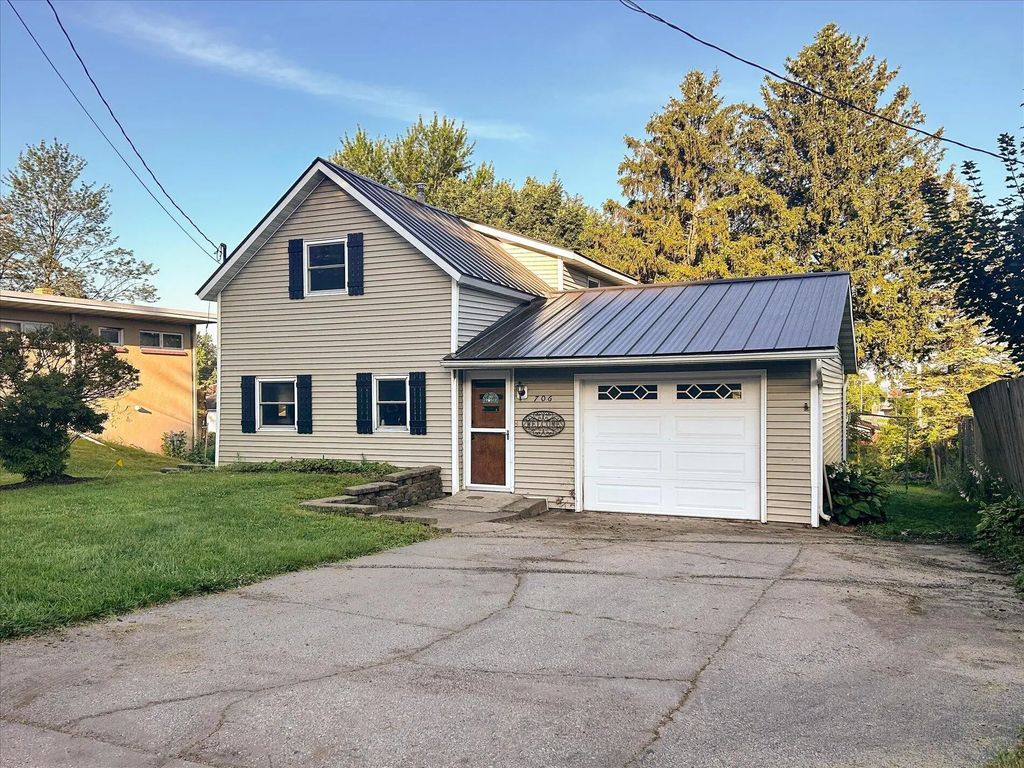 706 S Washington Ave, Viroqua
