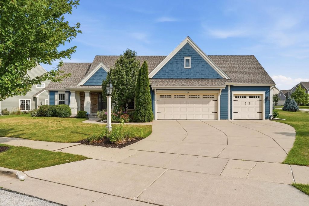 1724 Moccasin Trl, Waukesha