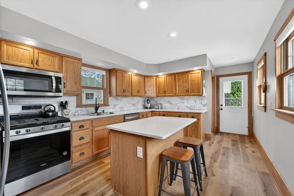 102 N Jefferson St, Waterford