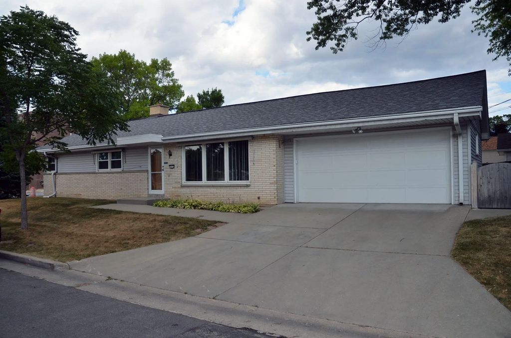 2672 N 115th St, Wauwatosa