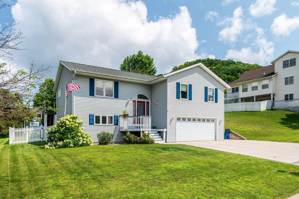 306 Haralson Ln, La Crescent