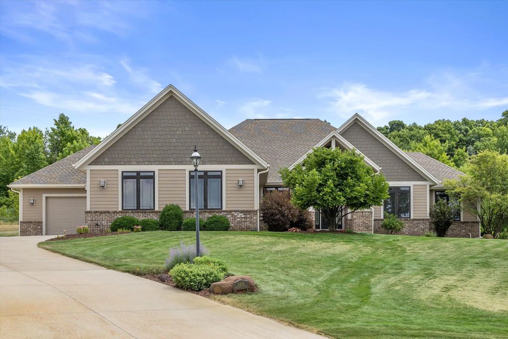 5465 S Baneberry Ct, New Berlin