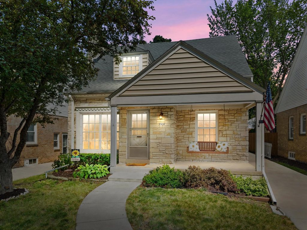 2534 N 67th St, Wauwatosa