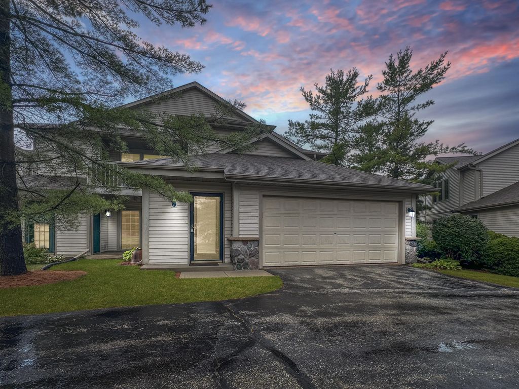 2264 Circle Ridge Rd D, Delafield