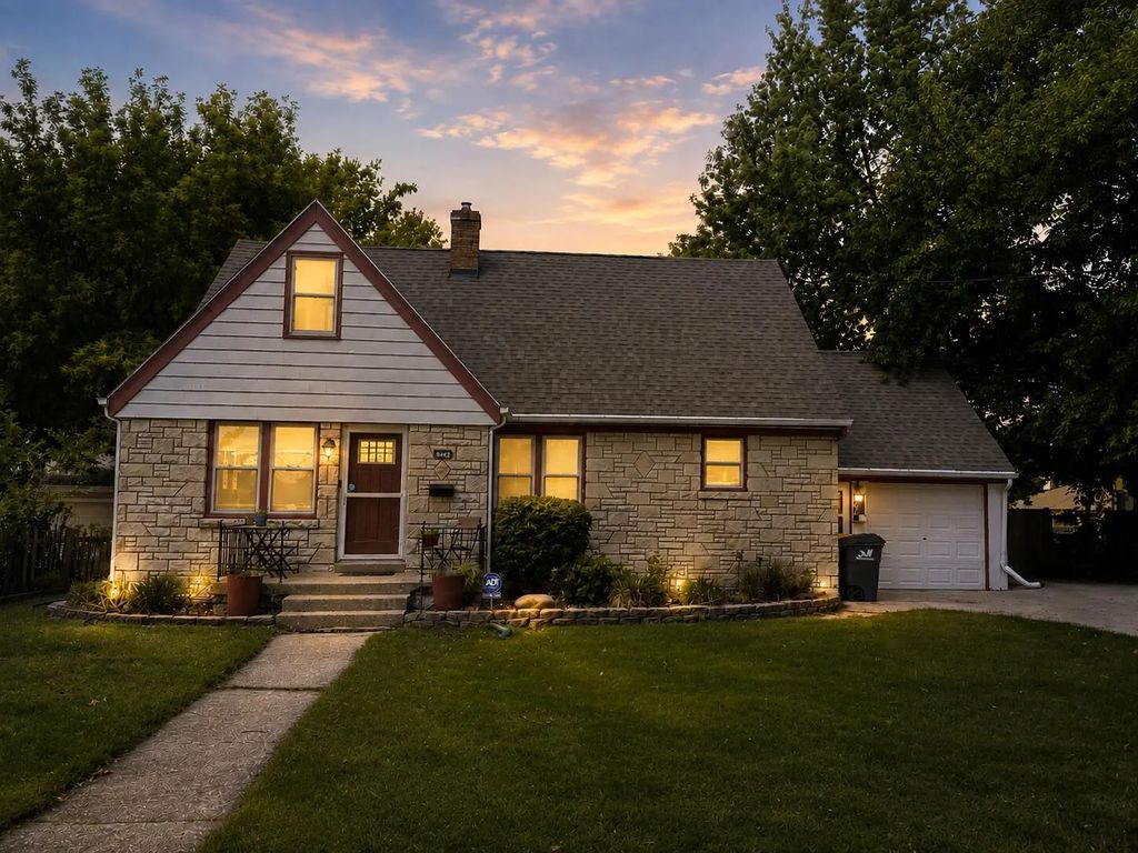602 E College Ave, Waukesha