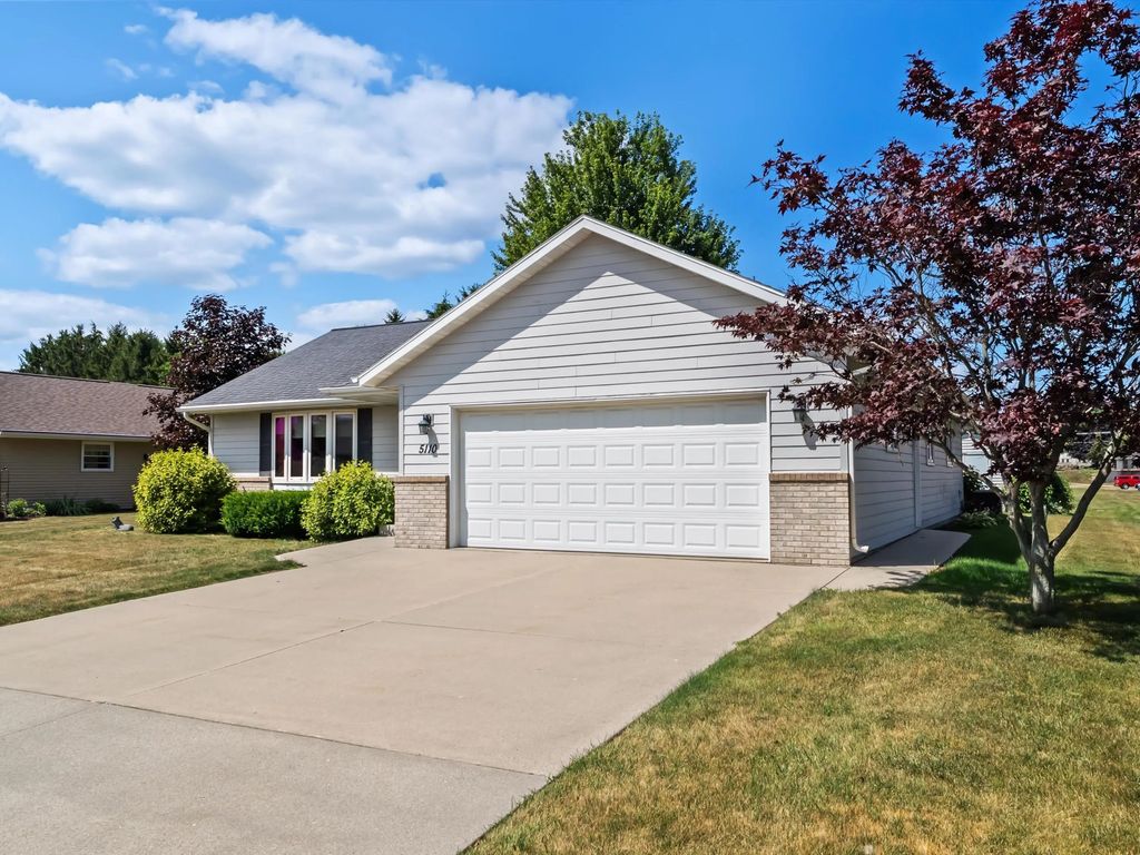 5110 White Fox Dr, Sheboygan
