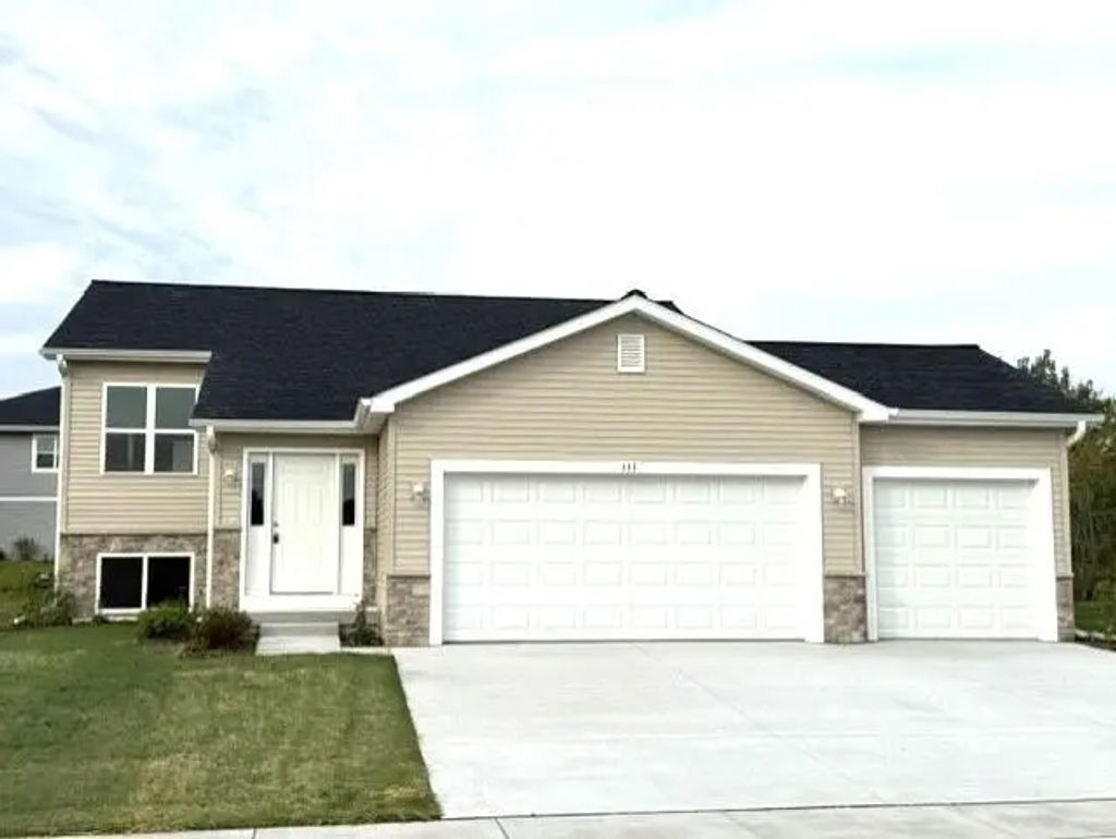 333 Parker Dr, Genoa City