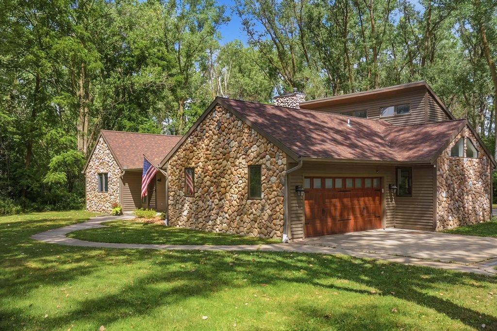 19800 W Briar Ridge Dr, Brookfield