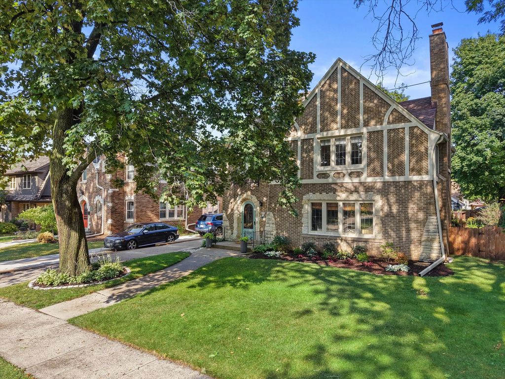 4914 N Woodburn St, Whitefish Bay