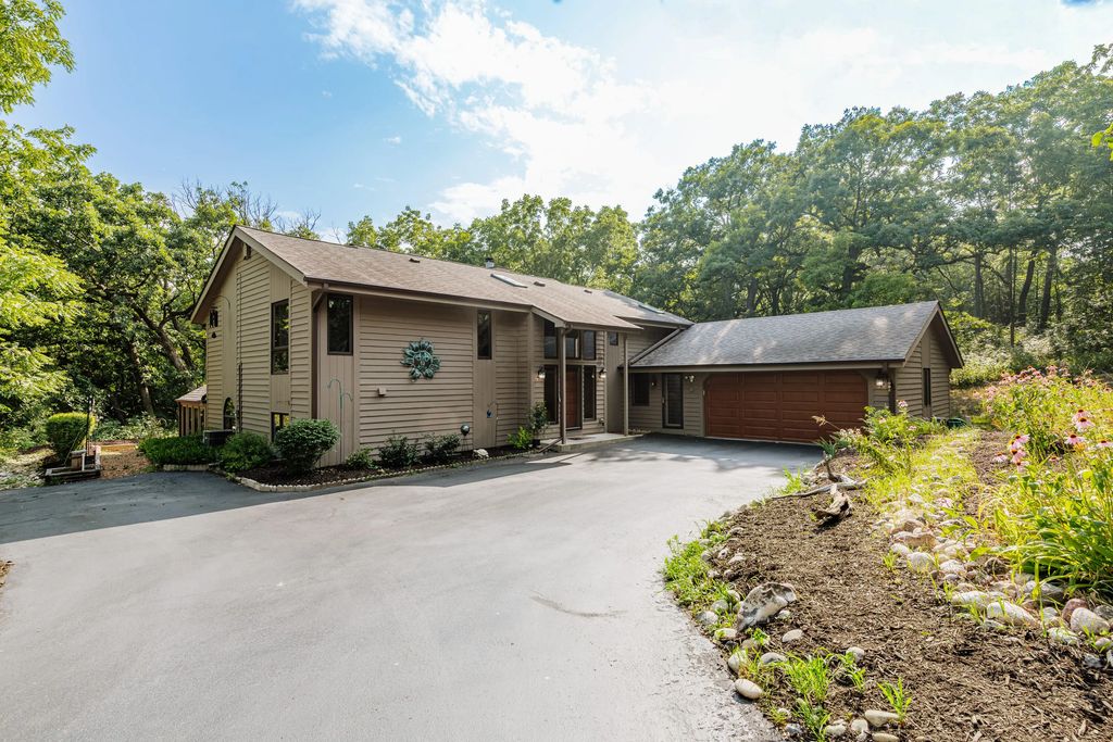 N1w31275 Hickory Hollow Ct, Delafield