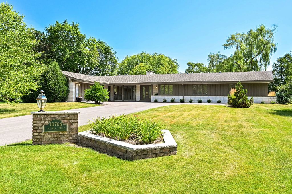 10708 N Fairway Cir, Mequon