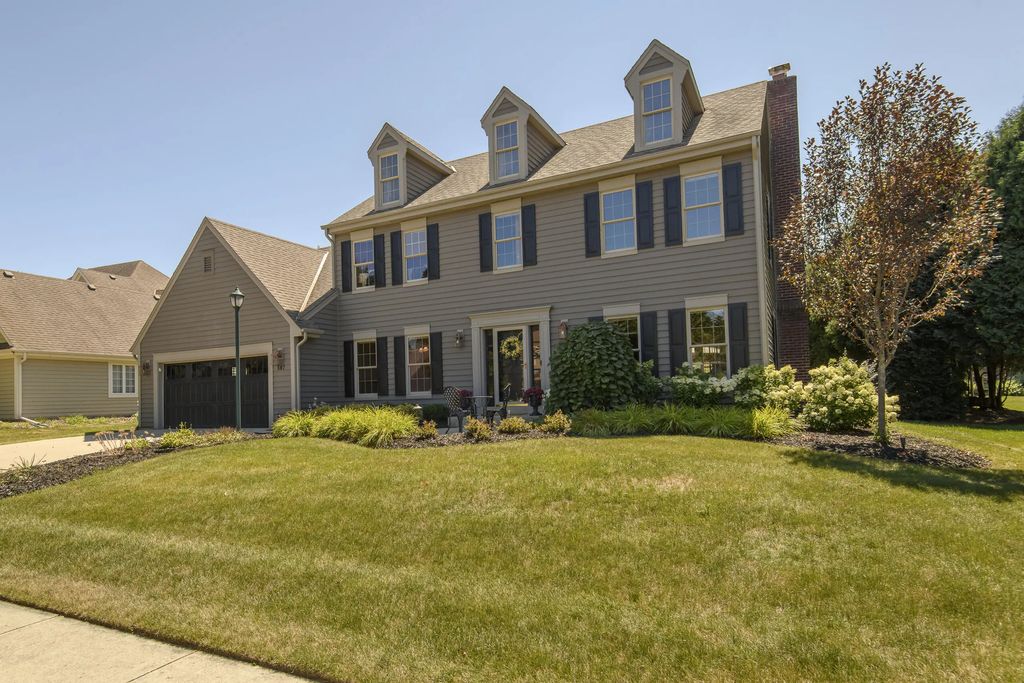 587 Cottonwood Ln, Grafton