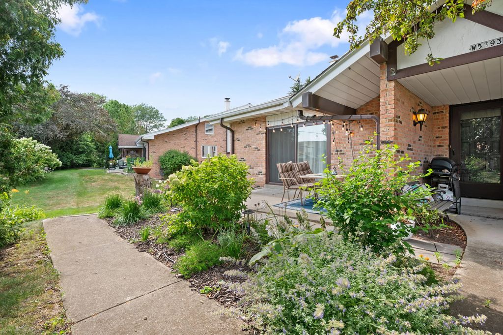 N16w5393 Garfield Ct, Cedarburg