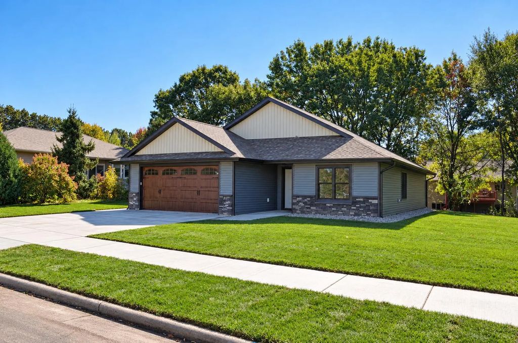 906 Jackpine Dr, Holmen