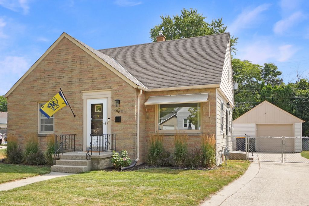 1964 S 91st St, West Allis