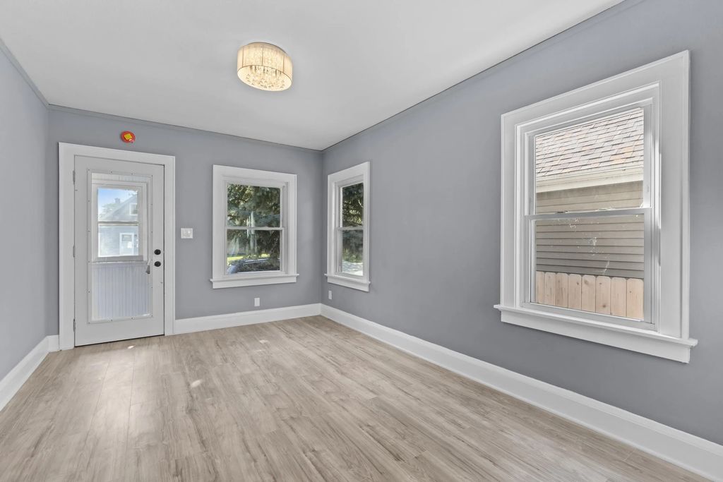 207 S 73rd St, Milwaukee