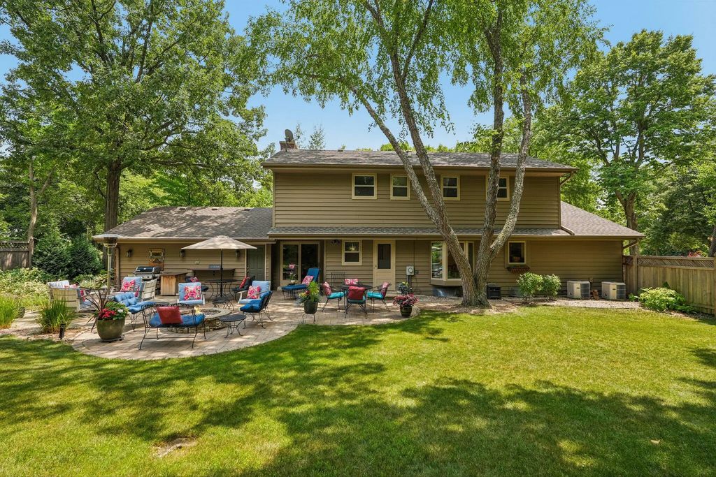 N93w5780 Dorchester Dr, Cedarburg