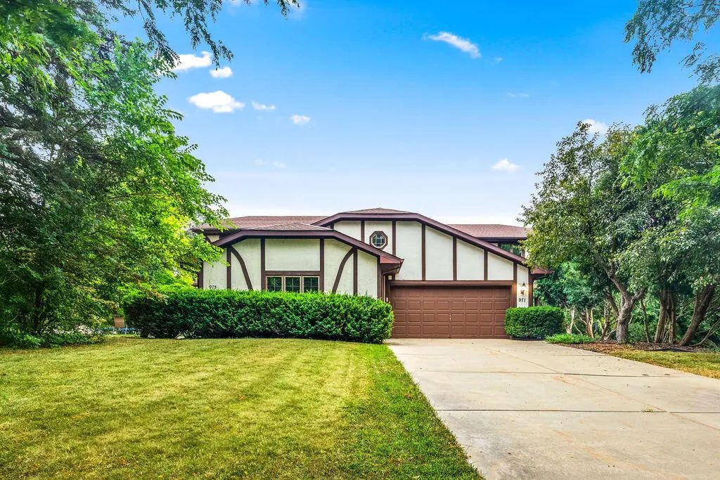 971 S Imperial Dr, Hartland