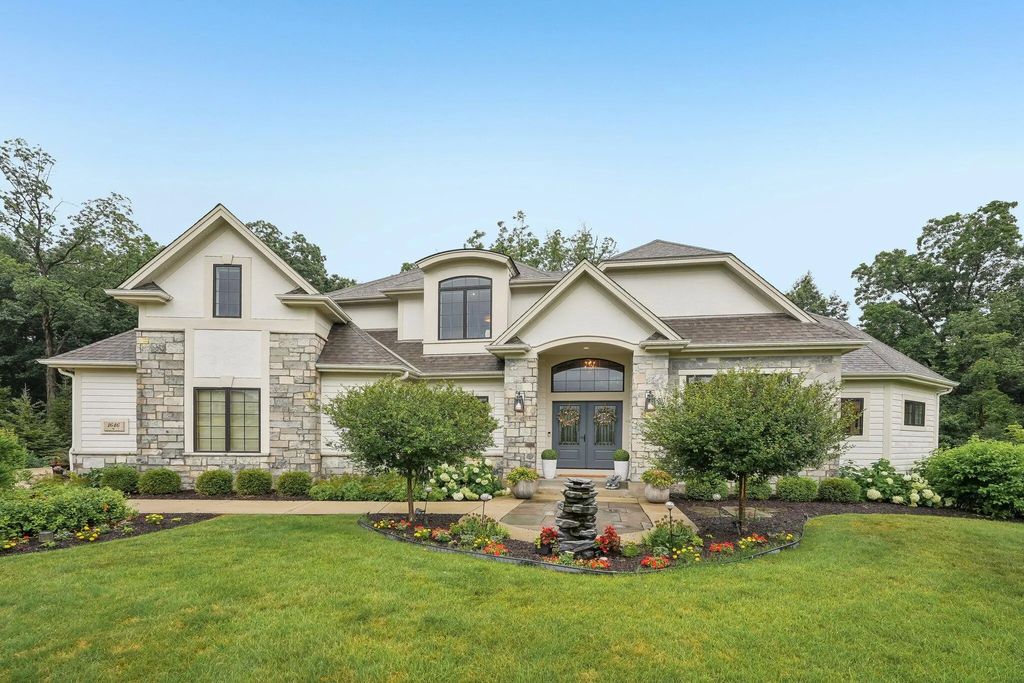 1646 Twisted Oak Ct, Hartland