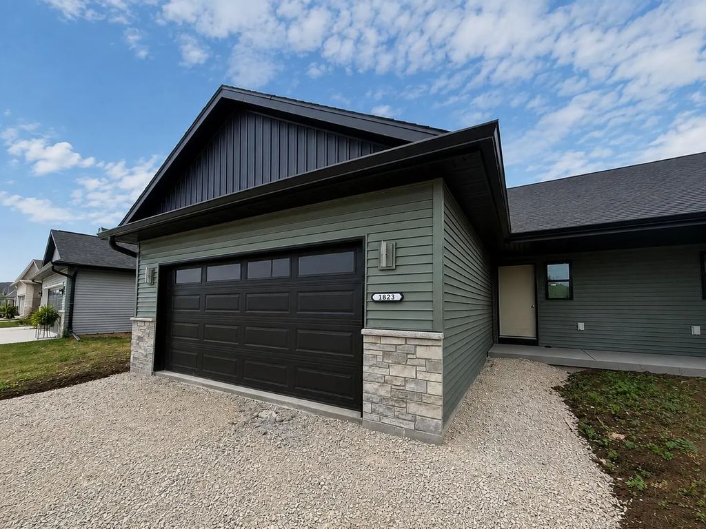 1823 Fairlawn Ct, North Fond Du Lac