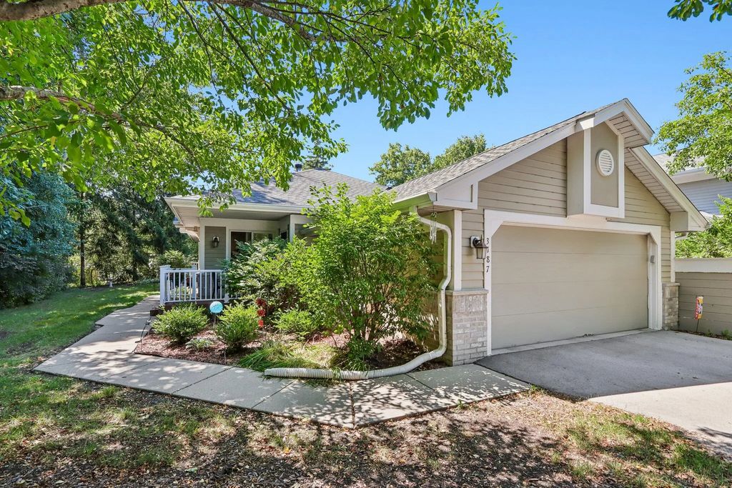3187 S Waterford Ct, New Berlin