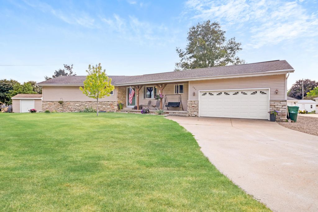 982 W Acorn Dr, Lomira
