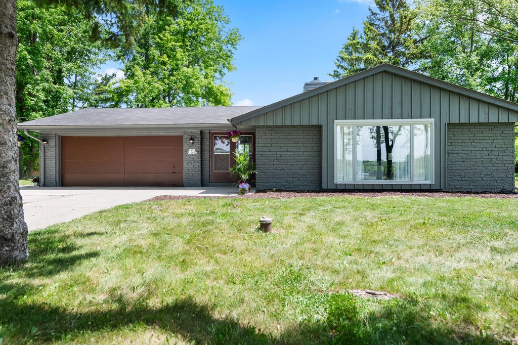 W132n12072 Mary Buth Ln, Germantown