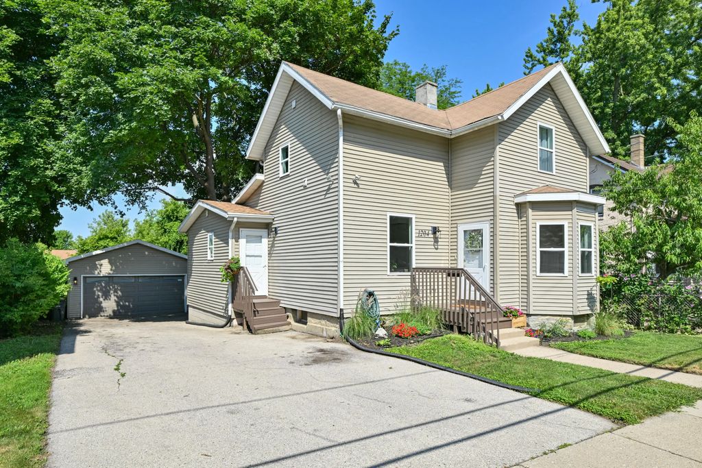 1204 The Strand -, Waukesha