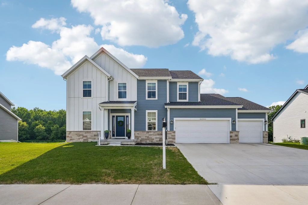 W242n5623 Peppertree Dr S, Sussex