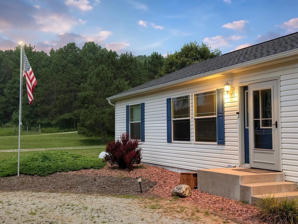 N9060 Pilar Rd, Farmington