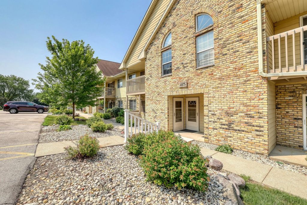 4875 Easy St 5, Delafield