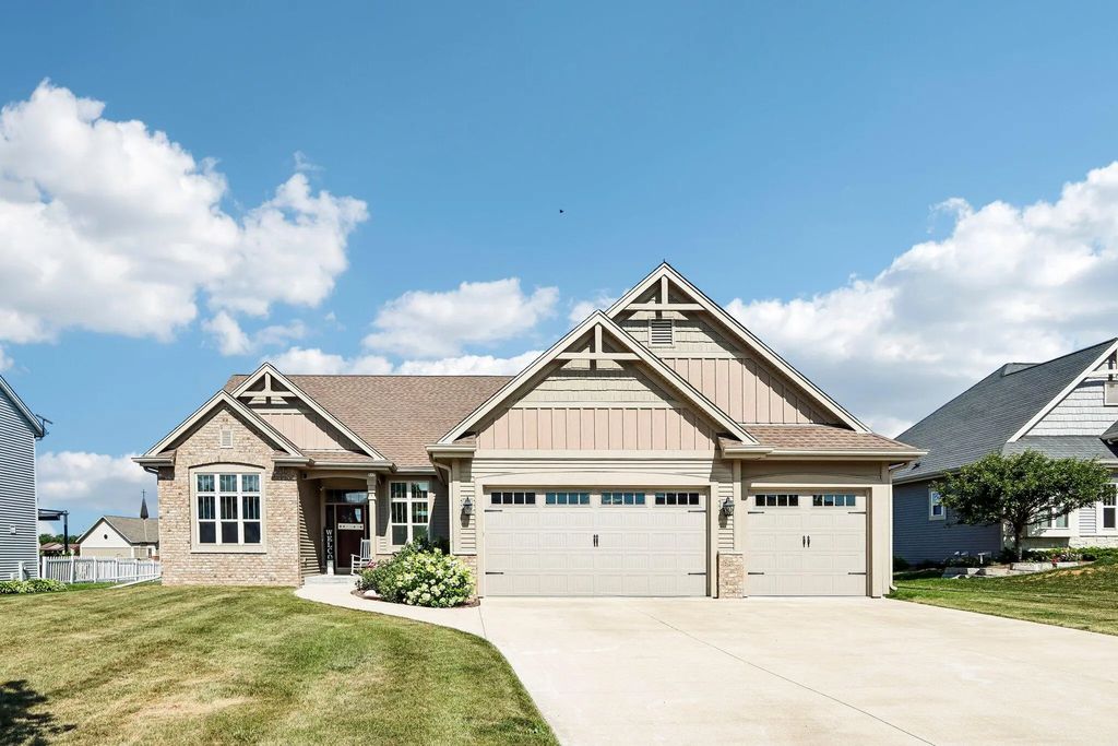 517 Spur Rd, Slinger