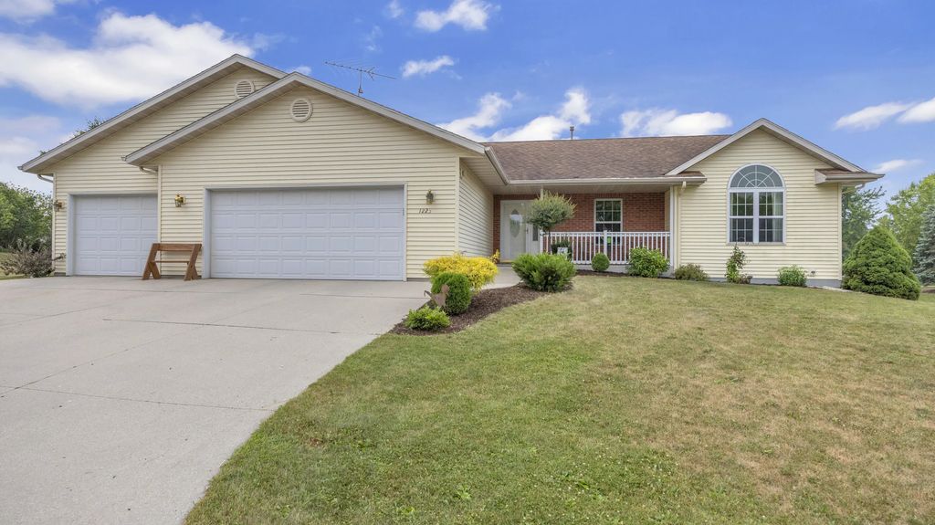1223 Huron Trl, Sheboygan Falls