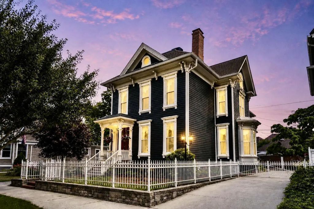 1037 College Ave, Racine