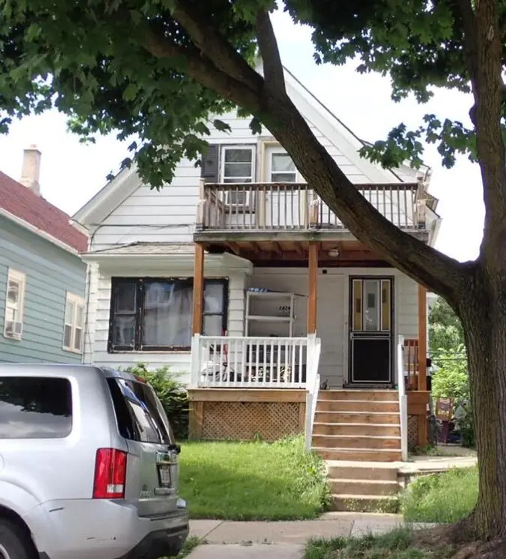 2424 W Maple St 2426, Milwaukee